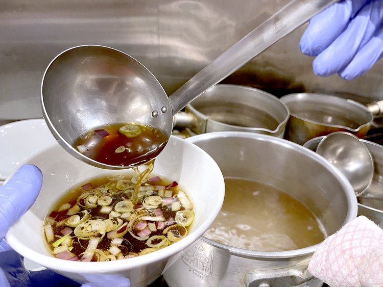 アツアツのつけ汁には香りのいい九条ネギと甘味のある赤玉ねぎが浮かぶ。