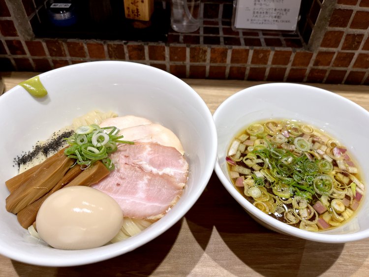 麺のトッピングには2種のチャーシュー、黄身が濃厚なマキシマムこい卵、メンマ、九条ネギに炭塩、わさび。