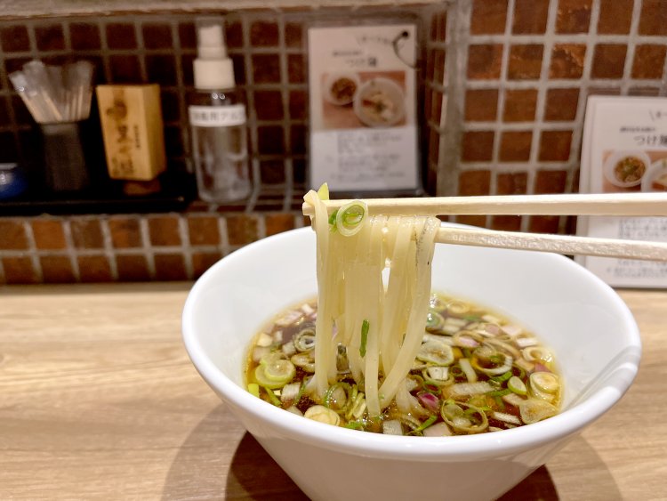 麺は菅野製麺謹製の多加水麺。中太で喉越しがいい。