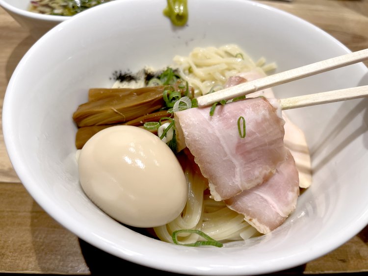 豚バラ肉の燻製したチャーシューは肉の旨味が凝縮。