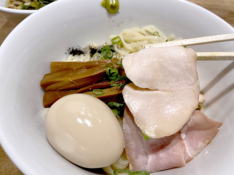 もう1枚は鶏胸肉の低温調理のチャーシューだ。