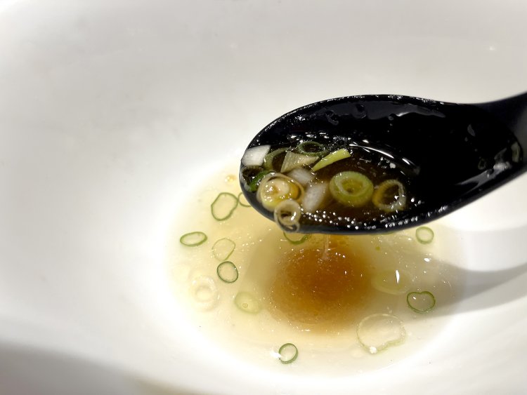 麺の丼に残った昆布水に、つけ汁を足して飲んでみると、鶏出汁の向こう側が見えた。