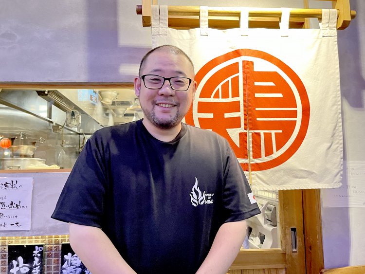 やさしい笑顔だが、実はラーメン研究の鬼。「ラーメンは化学に近くて、自分の理想の味をコンパクトなスケールで試行錯誤できるのが面白い」と店長の吉田さん。