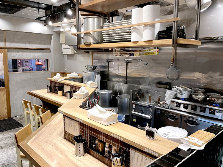 木の温もりを感じる店内は「狭い店内をいかに広く使うか工夫しただけ」と吉田さんは言うが、稲妻型のカウンターは斬新だ。