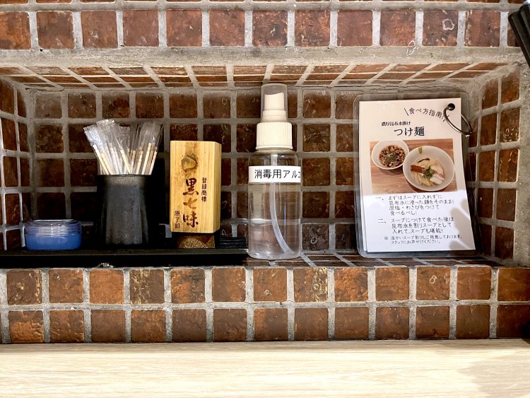 カウンターの調味料入れもおしゃれ。髪ゴムも用意し、女性への配慮もバッチリ。