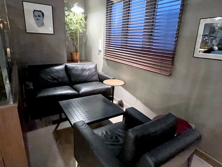 大きな水槽の裏側には、ゆったり座れるソファ席も。