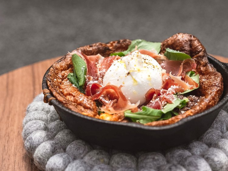 生ハムとブッラータチーズはオープン以来いちばんの人気メニュー。Sサイズは1600円、Mサイズは1800円だ。