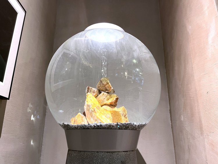 ムードのある水槽。もうひとつ大きな水槽があり、そこでは魚たちが泳いでいる。