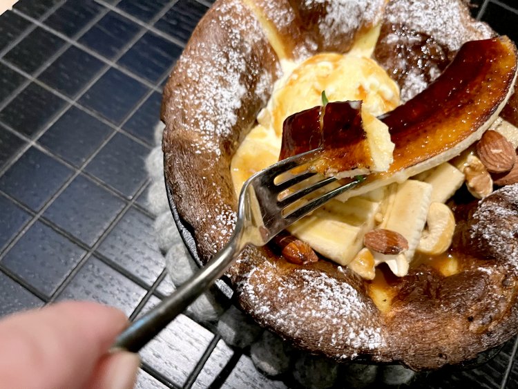 パリッとした飴状になりほろ苦くも甘いキャラメルが、完熟してねっとりとしたバナナとマッチ。