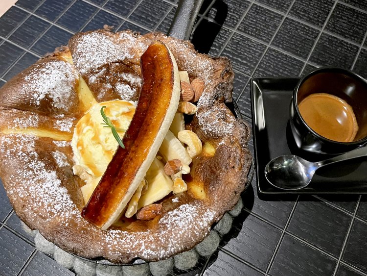 キャラメルバナナナッツSサイズ1300円（Mサイズ1500）、エスプレッソ400円。