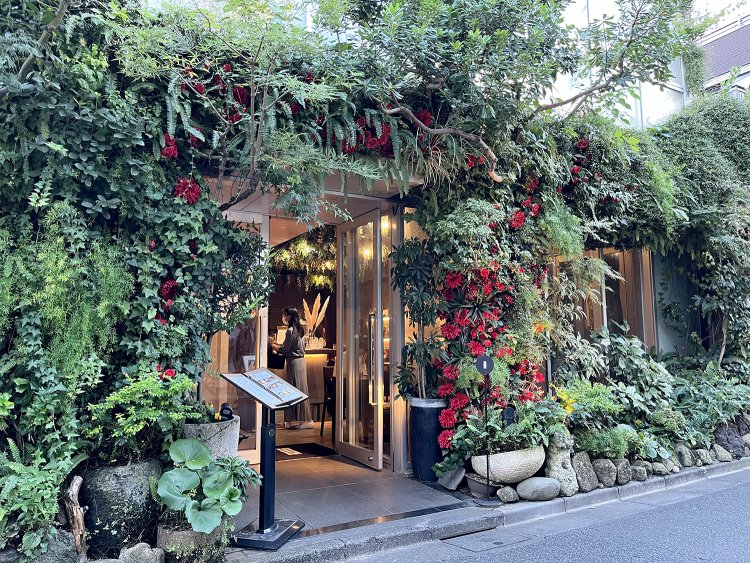 花や緑に囲まれた入り口。のびのびとした草木の様子はまるでジャングルのようだ。