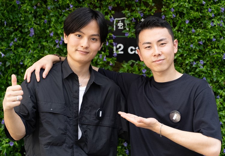 右が兄の岩本晃輝さん、左が弟の湧大さん。2人分の苗字の頭文字をとって“i2（アイツー）”だ。