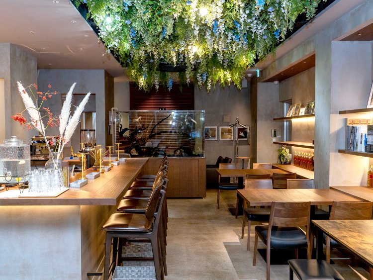 店内にも緑があふれ、落ち着いたアンティーク調のインテリアが並ぶ。