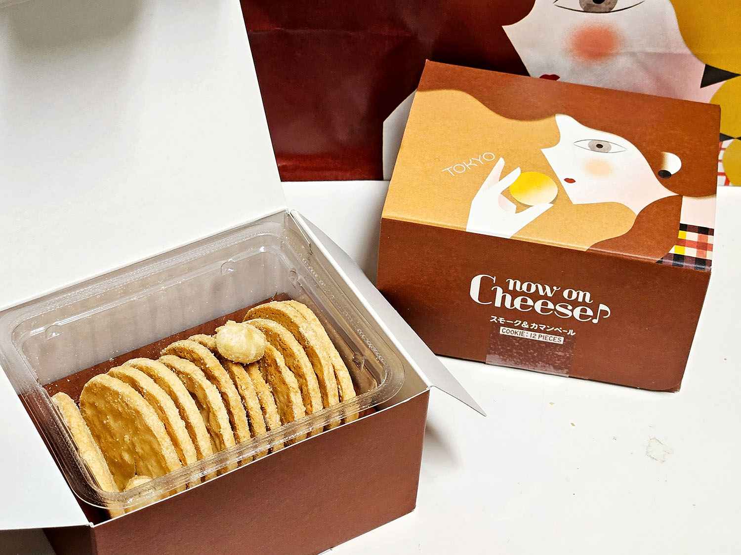チーズクッキー スモークチーズ＆カマンベール12枚入1080円。