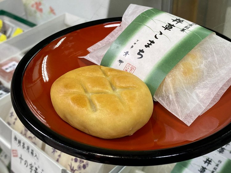 地名にちなんだ郷土銘菓「井草こまち」。