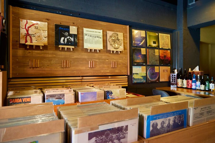 『PHYSICAL STORE - ORGANIC MUSIC + PLANET BABY -』。「ORGANIC MUSIC」には懐かしのレコードが並ぶ。