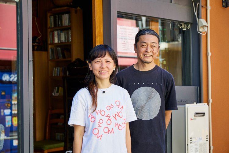 「人と会うことを大切にしてます」という店主の清水啓達さん・加奈子さん。