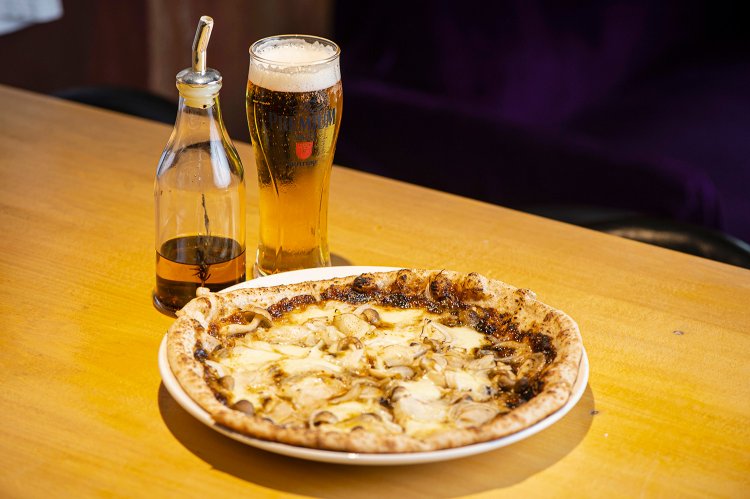 岩のりとキノコと玉ねぎのクリーム ピッツア1200円、生ビール600円。