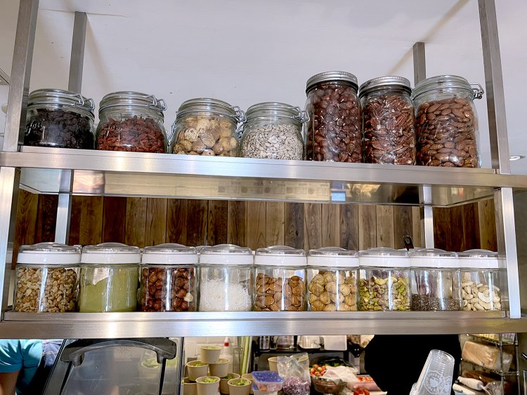 既存のメニューに加えられるトッピング（ブースター）は22種。1種132円（テイクアウト129円）から。プロテイン253円（テイクアウト248円）が3種類ある。