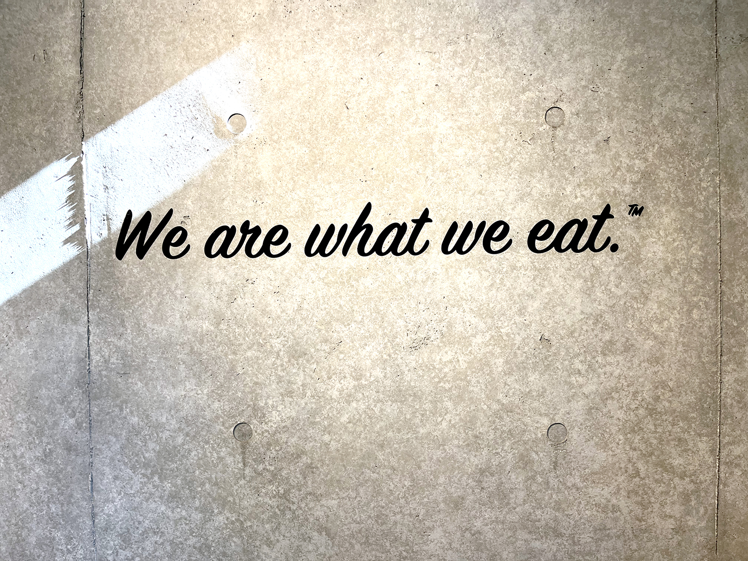 店内の壁に“人は食べたものでできている”という意味のメッセージが掲げられている。
