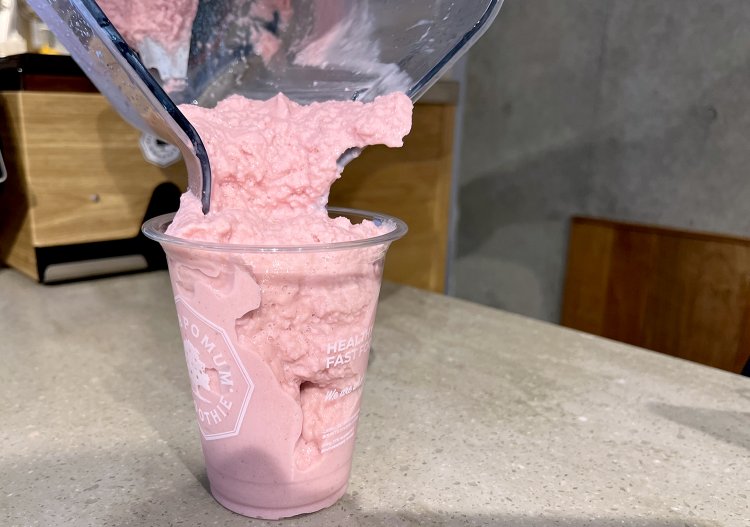 オーダーが入ってから冷凍のイチゴとバナナ、ソイヨーグルト、有機豆乳、有機アガベシロップをブレンダーに入れスムージーを作る。