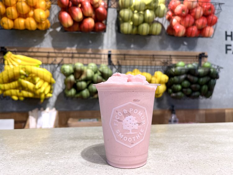 スムージーストロベリーバナナ748円（テイクアウト734円）。