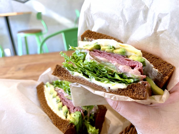 ずっしりと重いF＆Pサンド946円（テイクアウト928円）。