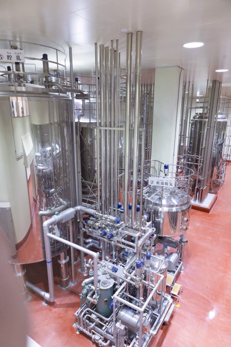 写真中央が、低温脱気製法の機械だ。