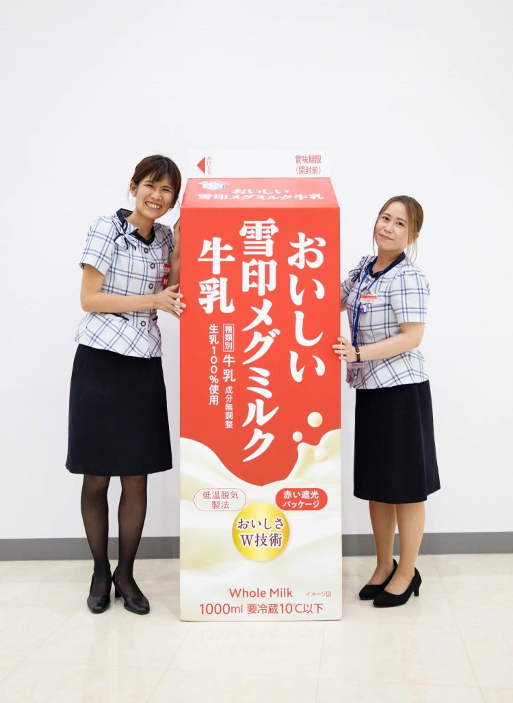 「フォトスポットもありますよ」と、案内人の小野寺さん（右）と若林さん（左）。