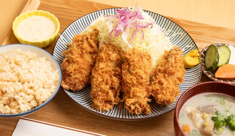 カキフライが4個のったカキフライ定食は2000円（季節限定）。