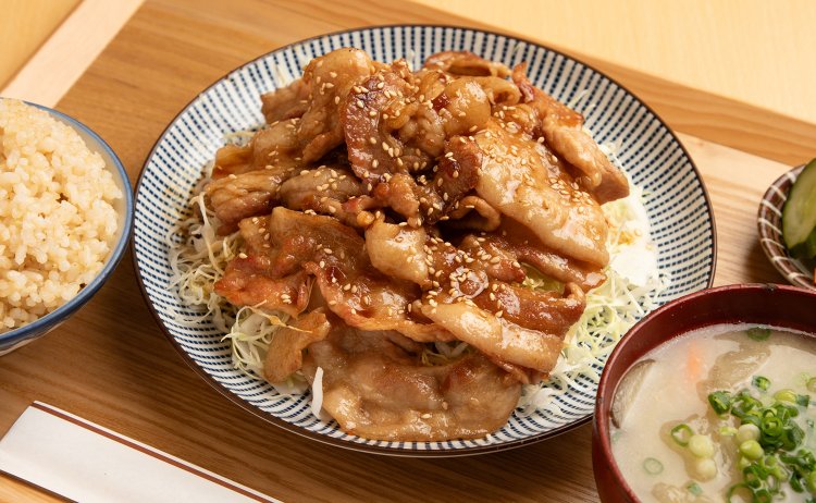 カタロース生姜焼き（250g）定食。とん汁がついて1500円。