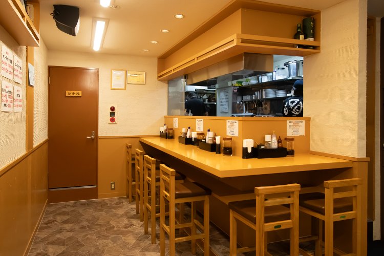 カウンター席からは揚げ物のいい香りがする。