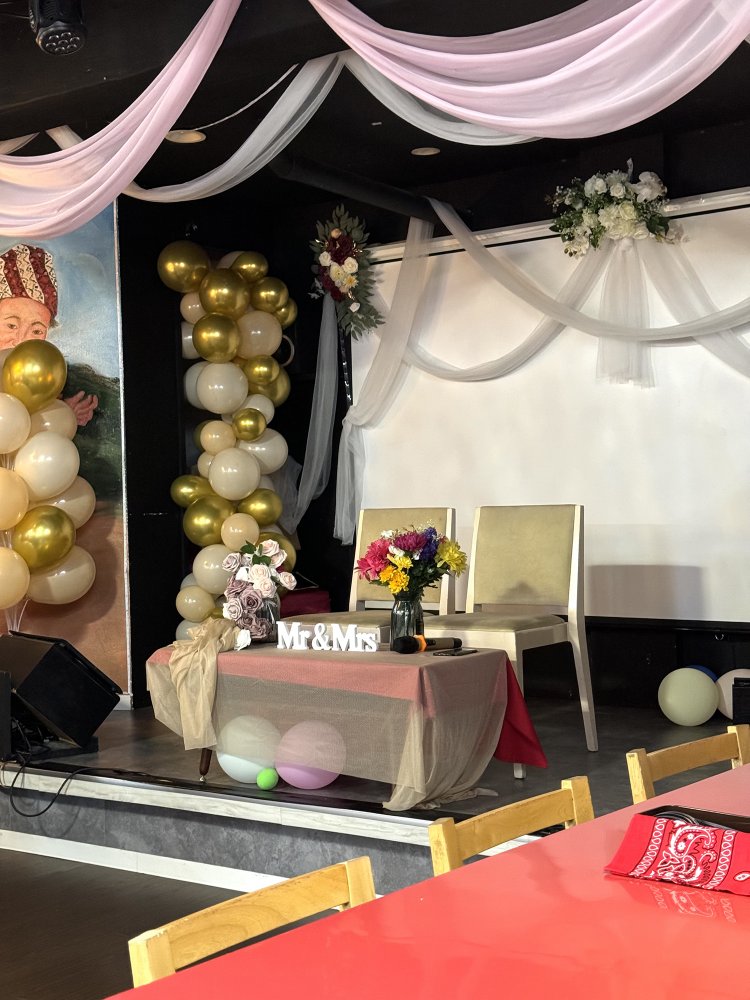 店内正面には、ちょっとしたステージがある。この日はウエディングパーティーのような設え。