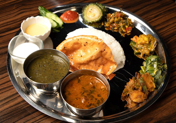 タカリターリーライスセット1000円。サラダとドリンクもつく。