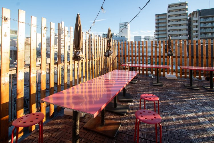 屋上テラス席。この手作り感がネパール。