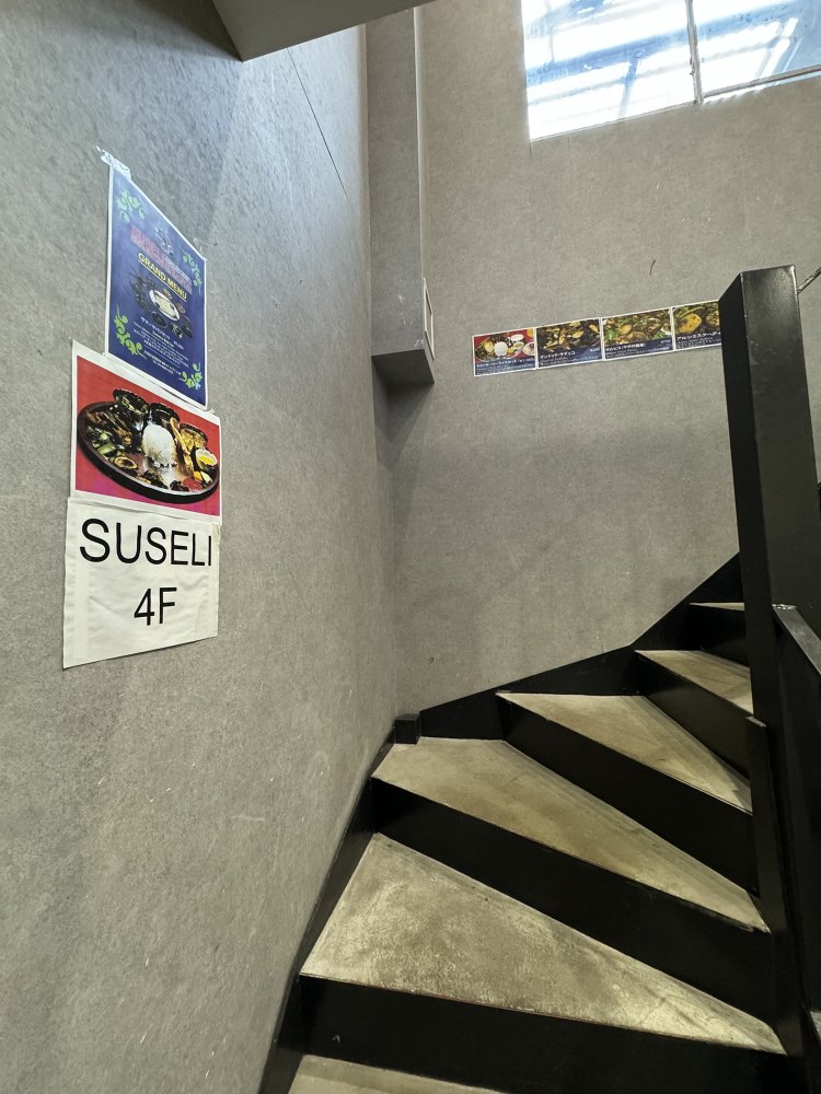 4階へと続く階段。このビルには現在『スセリーネワ』以外のテナントはない。