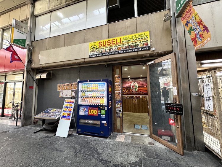 西口からサンロード商店街をまっすぐ。角地にある入り口。