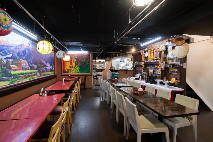 大人数で宴会もできるテーブル席。