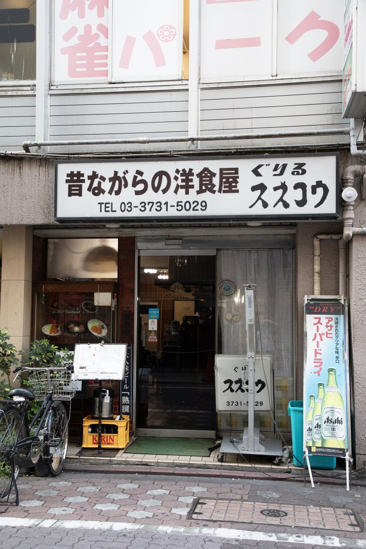 その名の通り「昔ながらの洋食屋」。ショーケースにはサンプルが並ぶ。