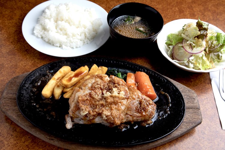 肉汁弾ける生姜焼きは鉄板で出される。驚くほどのボリュームだ。