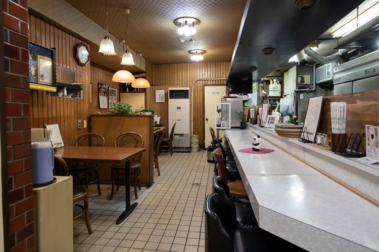 カウンター席は実質4席、奥にも4人がけのテーブル席がある。