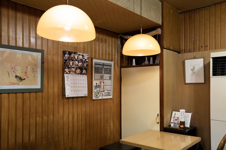 奥にはさりげなく神棚がある。手前の絵画はとある著名人の手によるもの。