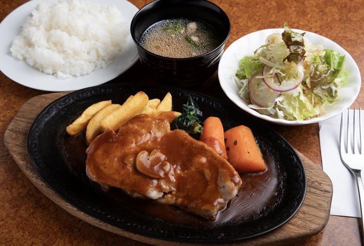 ポークソテーランチはご飯とお味噌汁、サラダがついて1900円。