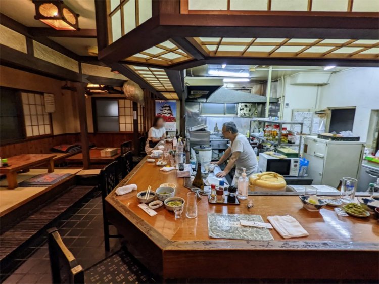 民芸風の広い店内。