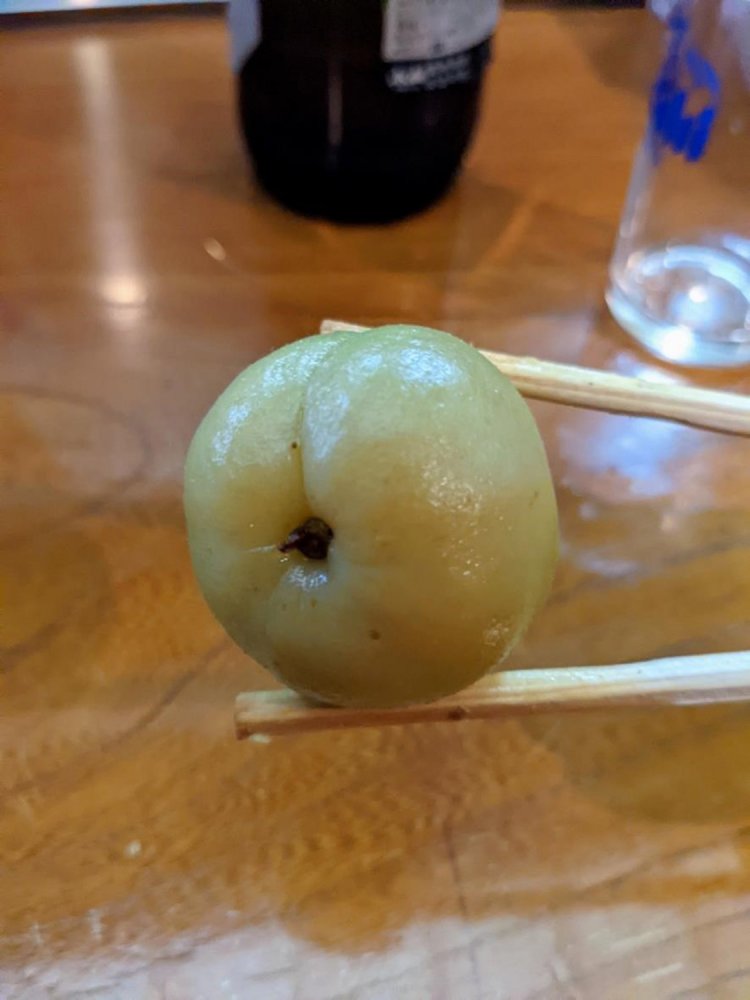 サービス料理①「自家製梅干し」。