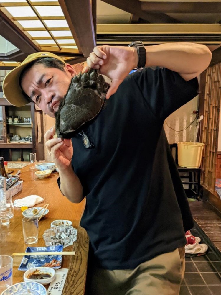 初めての熊の手にはしゃぐ筆者（ほぼ記憶なし）。