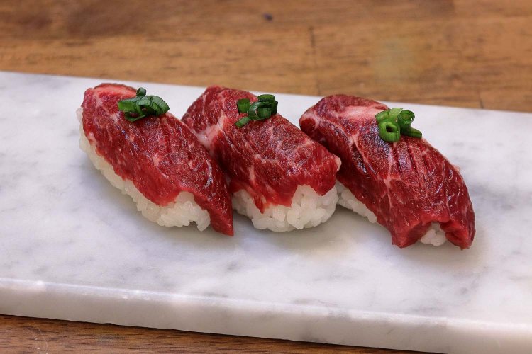 絶対に注文したい馬肉の赤身1貫198円。隠し包丁が施され、肉質の弾力を楽しみつつも食べやすくしてある。