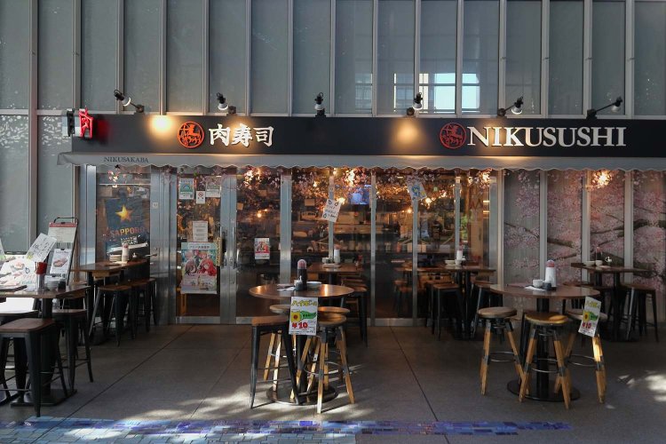 店外のテーブル席では冷暖房の空調がないお詫びの気持ちからハイボールを1杯10円（何杯でもOK）で提供。