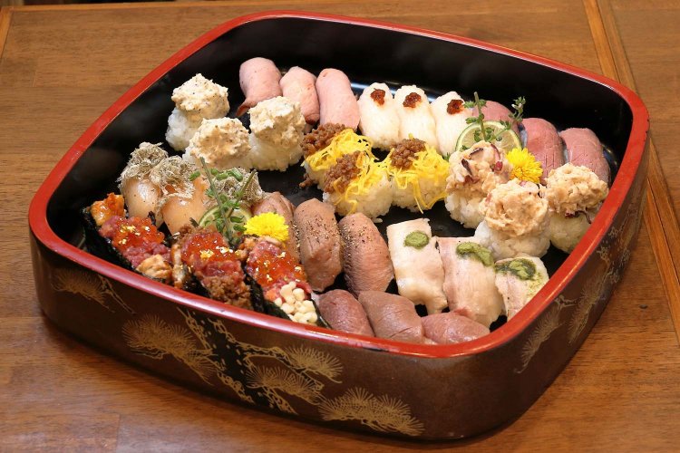 肉寿司食べ放題3980円（100分間）で最初に提供される盛り合わせ（写真は3人前）。最多記録は男性160貫、女性120貫という。