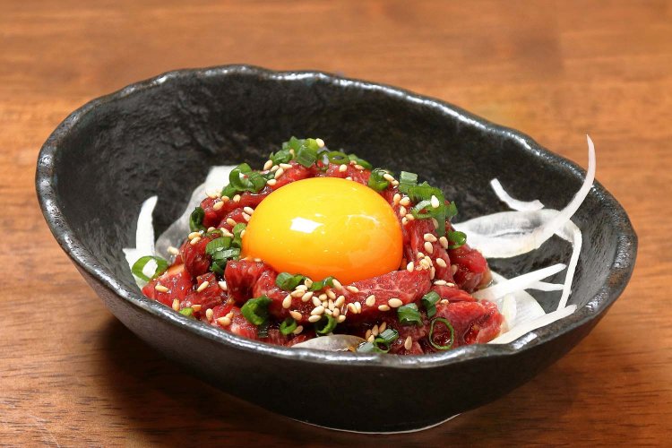 馬肉のユッケ847円。赤身のもも肉が中心で、やや甘い味付けにしてある。